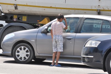 Constănţean care a obligat mai multe persoane să cerşească în Italia, băgat după GRATII